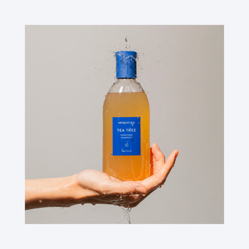 Șamponul purificator Aromatica Tea Tree îndepărtează impuritățile și calmează inflamațiile scalpului. Formulă vegană, ideală pentru îngrijirea părului problematic.